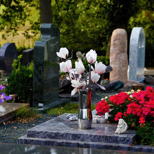 Fleurs devant une tombe